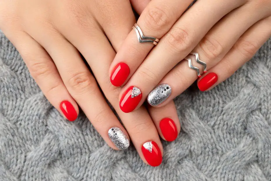 Mujeres pies y manos sobre fondo gris Hermoso diseño de uñas rojas de  verano Fotografía de stock  Alamy